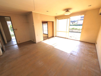 【居間・リビング】 | 八街市八街ろ　中古戸建 | 軽量鉄骨造４LDK南道路で閑静な分譲地内 庭に駐車場新設スペースあり 八街市立交進小学校徒歩約11分