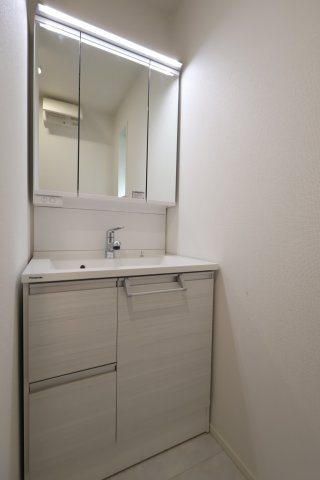 《仲介手数料無料》浦和区上木崎６丁目7-27(全1戸)新築一戸建てミラスモの独立洗面台|撮影日 2025年11月19日 13:40 晴れ