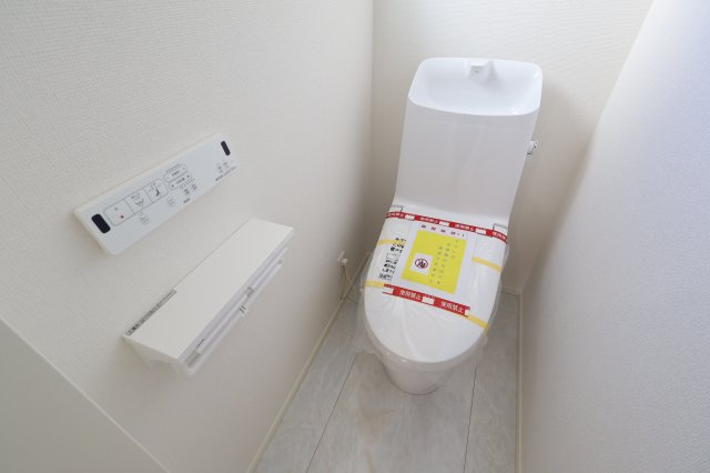 《仲介手数料無料》浦和区上木崎６丁目7-27(全1戸)新築一戸建てミラスモのトイレ|撮影日 2025年11月19日 13:40 晴れ