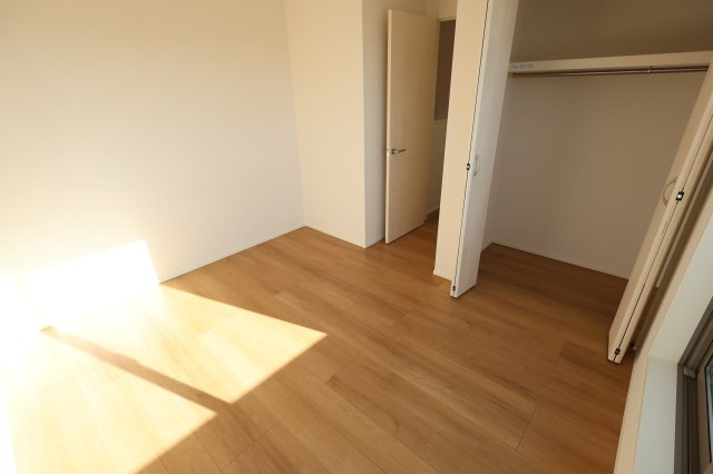 《仲介手数料無料》浦和区上木崎６丁目7-27(全1戸)新築一戸建てミラスモの洋室|撮影日 2025年11月19日 13:40 晴れ