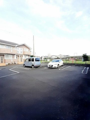 【駐車場】 | ソレイユ新富士 | 駐車スペースもあります