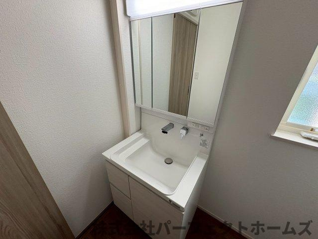 東香里3丁目新築戸建の独立洗面台|独立洗面化粧台が付いています