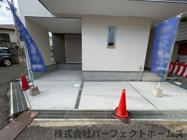 東香里3丁目新築戸建の駐車場|車をお持ちの方に嬉しい駐車場付きの物件です