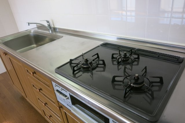 ラアミスタ武蔵浦和のキッチン|三口コンロ、グリル付