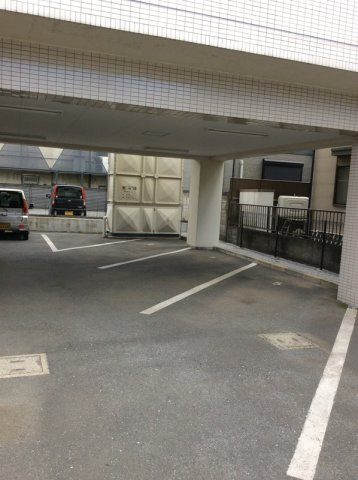 グリシーナの駐車場