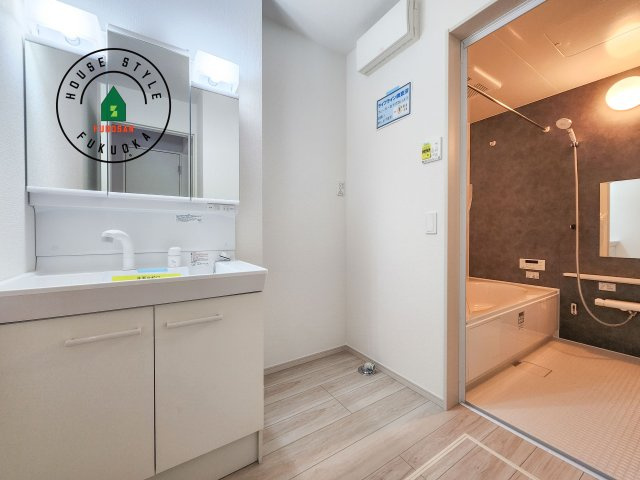 大野城市白木原4丁目第1-2棟（1号棟）　の脱衣所|ゆとりの洗面スペースで朝の身支度もスムーズに。暮らしを快適に変えるシャワー付洗面台です！