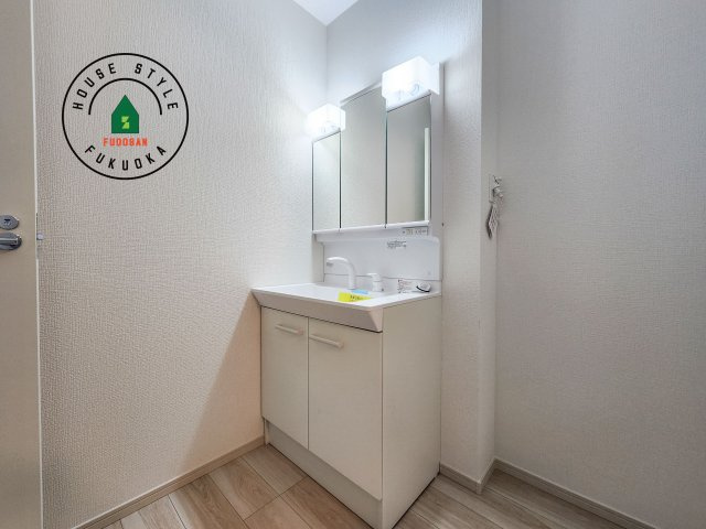 大野城市白木原4丁目第1-2棟（1号棟）　の独立洗面台|毎日使うものだから清潔な空間を保ちたい水回り。洗面にはそんな願いを解消させてくれる収納アイデアが満載です。三面鏡の裏側にはキャビネットが現れ小物から背の高い物まで収納できます。