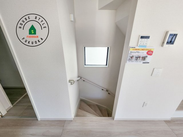 大野城市白木原4丁目第1-2棟（1号棟）　の内装|＜手すり付階段＞手すりがないと階段の昇り降りで危険なことはもちろん、壁に手をつきながら歩くことで壁紙が汚れやすくなります。すべての方に快適に昇り降りしていただくため、手すりを設置しました。