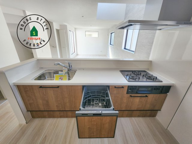 大野城市白木原4丁目第1-2棟（1号棟）　のキッチン|ご家族を近くに感じられる対面キッチンのLDK。会話もはずみそうですね。