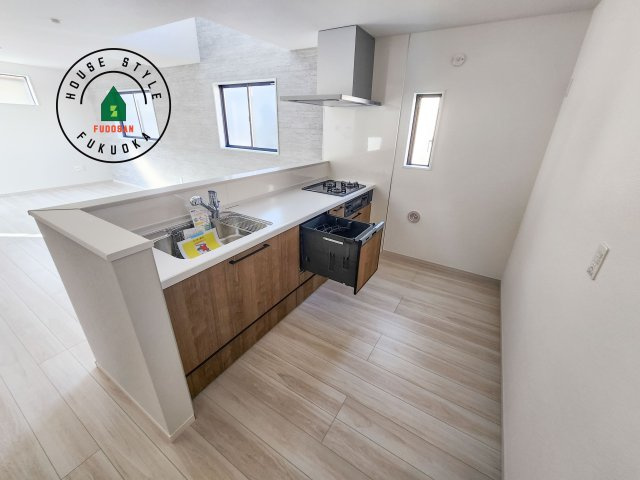 大野城市白木原4丁目第1-2棟（1号棟）　のキッチン|ダイニングテーブルへの配膳がラクラク、お料理はかどるカウンター付きシステムキッチン！