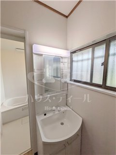 【独立洗面台】 | 芝4丁目Ｋ様貸家 | 使いやすい独立洗面台です