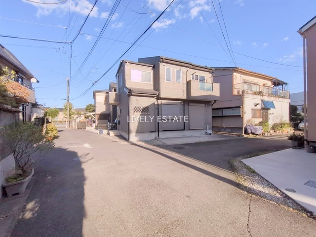 草加市青柳4丁目 中古戸建の前面道路含む現地写真