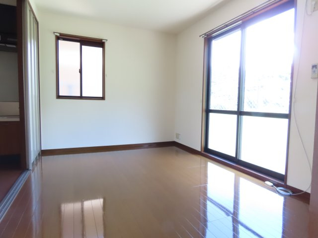 リバティヒルズDの居間・リビング|6.3帖の洋室