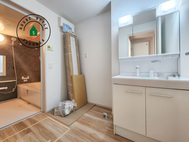 大野城市白木原4丁目第1-2棟（2号棟）　の内観：施工例|ゆとりの洗面スペースで朝の身支度もスムーズに。暮らしを快適に変えるシャワー付洗面台です！