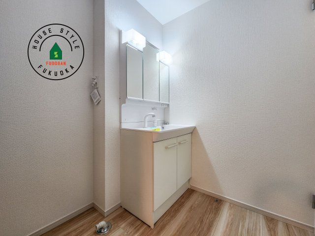 大野城市白木原4丁目第1-2棟（2号棟）　の内観：施工例|毎日使うものだから清潔な空間を保ちたい水回り。洗面にはそんな願いを解消させてくれる収納アイデアが満載です。三面鏡の裏側にはキャビネットが現れ小物から背の高い物まで収納できます。