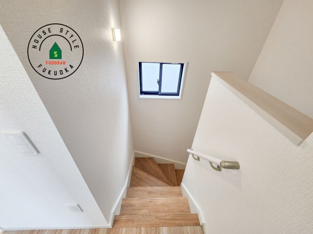 大野城市白木原4丁目第1-2棟（2号棟）　の内観：施工例|＜手すり付階段＞手すりがないと階段の昇り降りで危険なことはもちろん、壁に手をつきながら歩くことで壁紙が汚れやすくなります。すべての方に快適に昇り降りしていただくため、手すりを設置しました。