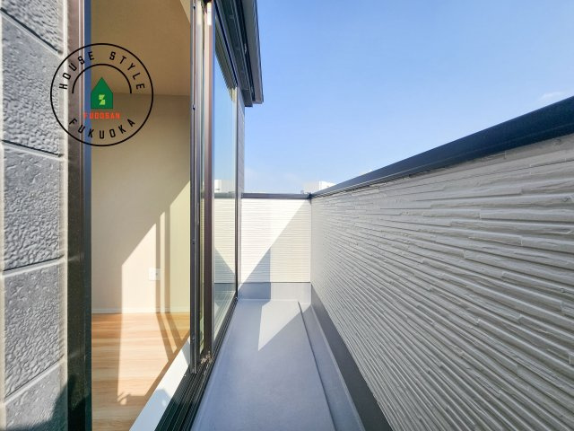 大野城市白木原4丁目第1-2棟（2号棟）　の外観：施工例|風をしっかりと感じられるバルコニーでは、毎日が洗濯日和です。広々としているので洗濯も楽しくなるでしょうし、気分転換にバルコニーからの眺めを楽しむのもいいでしょう。