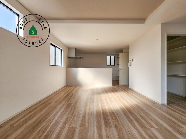 大野城市白木原4丁目第1-2棟（2号棟）　の内観：施工例|キッチンからリビングをしっかり確認できます。家族の笑顔があふれる空間になりそうですね。※家具はCGを合成したものです。