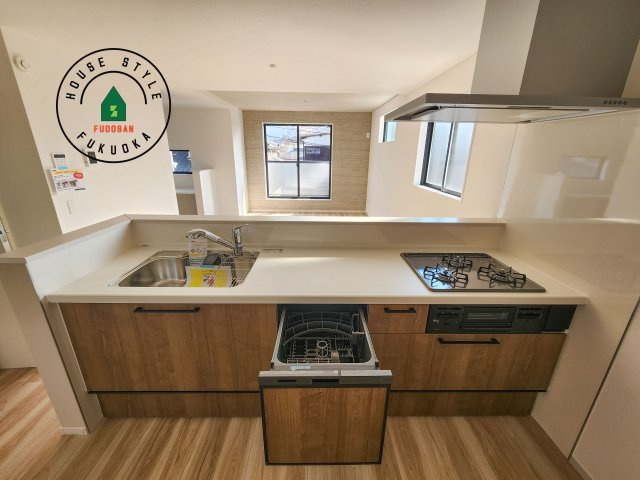 大野城市白木原4丁目第1-2棟（2号棟）　の内観：施工例|ご家族を近くに感じられる対面キッチンのLDK。会話もはずみそうですね。