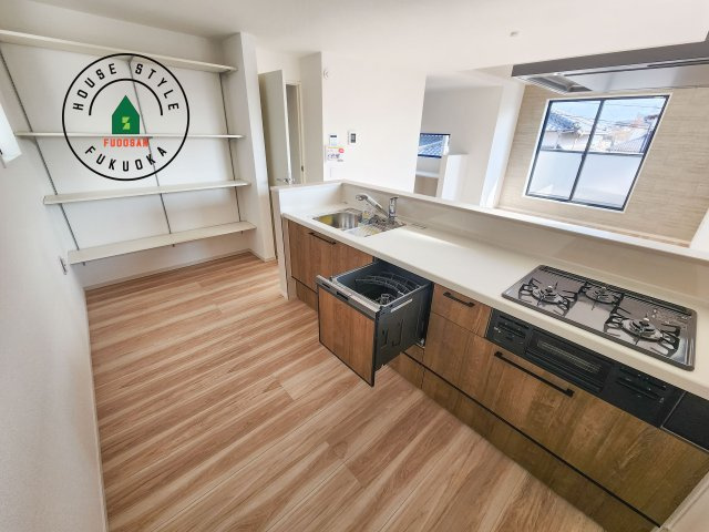 大野城市白木原4丁目第1-2棟（2号棟）　の内観：施工例|ダイニングテーブルへの配膳がラクラク、お料理はかどるカウンター付きシステムキッチン！