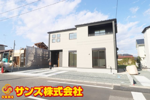 郡山市横塚5丁目　　１号棟　　　芳賀小学校、郡山第４中学区の外観|南東側から見た駐車場を含む外観