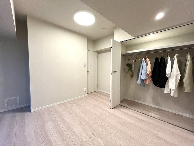 ライオンズマンション荻窪第２の洋室|こちらの洋室にもクローゼットがあるため、子ども部屋としてもお使いいただけます