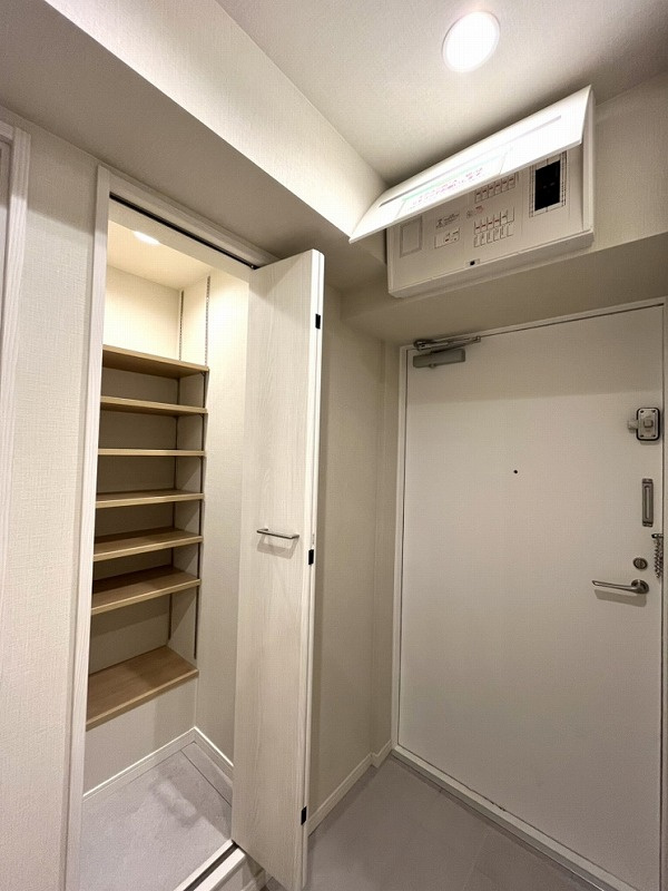 ライオンズマンション荻窪第２の玄関|玄関にはシューズクロークを設置