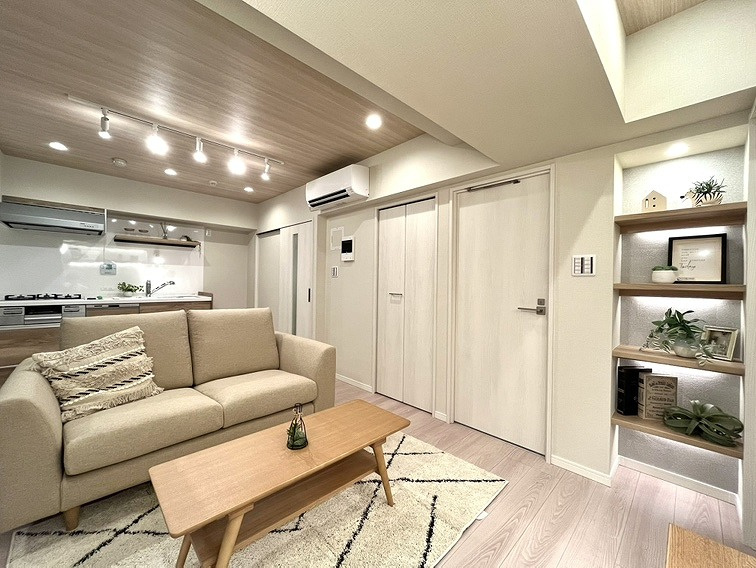 ライオンズマンション荻窪第２の居間・リビング|小物を飾るスぺース飾り棚も設置されています