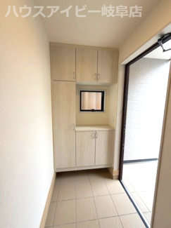 【玄関】 | 岐阜市手力町新築建売全2棟！最寄りの駅まで徒歩10分！長森南小学校徒歩9分！お車スペース2台可能！ | 岐阜市手力町新築建売全2棟！最寄りの駅まで徒歩10分！長森南小学校徒歩9分！お車スペース2台可能！