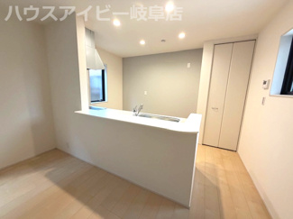 【キッチン】 | 岐阜市手力町新築建売全2棟！最寄りの駅まで徒歩10分！長森南小学校徒歩9分！お車スペース2台可能！ | 岐阜市手力町新築建売全2棟！最寄りの駅まで徒歩10分！長森南小学校徒歩9分！お車スペース2台可能！