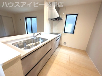 【キッチン】 | 岐阜市手力町新築建売全2棟！最寄りの駅まで徒歩10分！長森南小学校徒歩9分！お車スペース2台可能！ | 岐阜市手力町新築建売全2棟！最寄りの駅まで徒歩10分！長森南小学校徒歩9分！お車スペース2台可能！