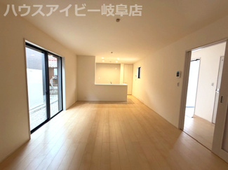 【居間・リビング】 | 岐阜市手力町新築建売全2棟！最寄りの駅まで徒歩10分！長森南小学校徒歩9分！お車スペース2台可能！ | 岐阜市手力町新築建売全2棟！最寄りの駅まで徒歩10分！長森南小学校徒歩9分！お車スペース2台可能！