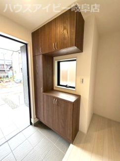 【玄関】 | 岐阜市手力町新築建売全2棟！最寄りの駅まで徒歩10分！長森南小学校徒歩9分！お車スペース2台可能！ | 岐阜市手力町新築建売全2棟！最寄りの駅まで徒歩10分！長森南小学校徒歩9分！お車スペース2台可能！