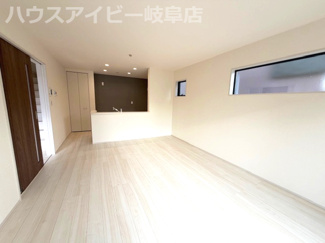 【居間・リビング】 | 岐阜市手力町新築建売全2棟！最寄りの駅まで徒歩10分！長森南小学校徒歩9分！お車スペース2台可能！ | 岐阜市手力町新築建売全2棟！最寄りの駅まで徒歩10分！長森南小学校徒歩9分！お車スペース2台可能！