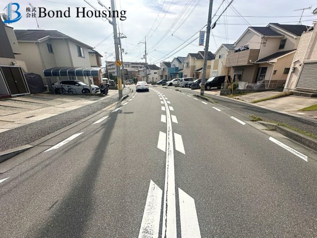ファミリー向け4LDK　大久保町山手台4丁目　中古戸建の前面道路含む現地写真