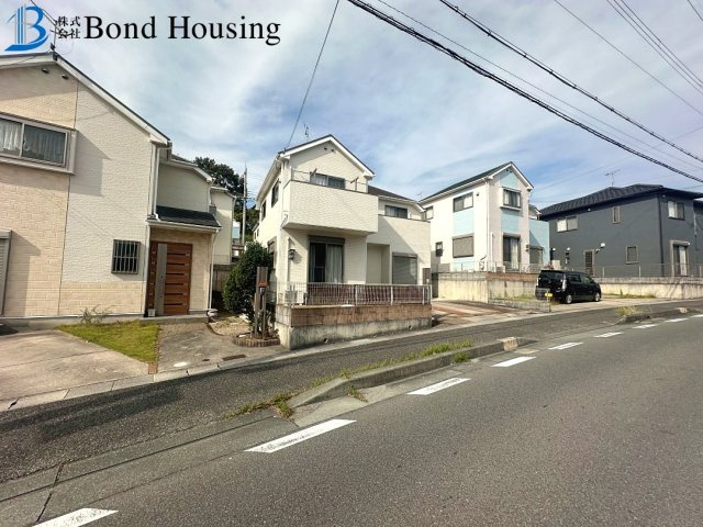 ファミリー向け4LDK　大久保町山手台4丁目　中古戸建の前面道路含む現地写真