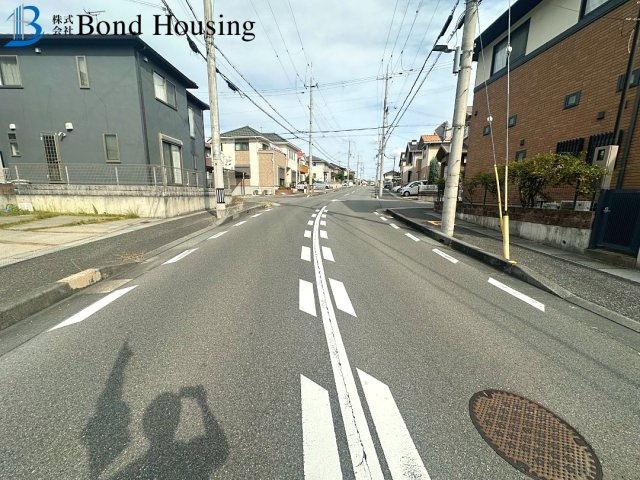 ファミリー向け4LDK　大久保町山手台4丁目　中古戸建の前面道路含む現地写真