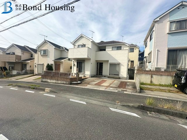ファミリー向け4LDK　大久保町山手台4丁目　中古戸建の前面道路含む現地写真