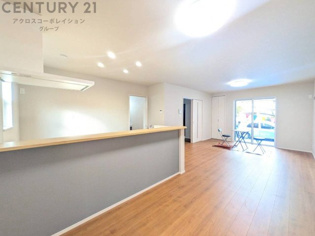 キッチン前のダイニングスペース　カウンターキッチンから料理の受け渡し等に便利です。ダイニングセットを置いても十分な広さを確保。