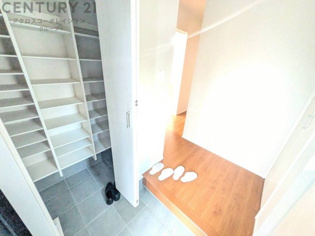 シューズインクローク（シューズクローク）は、玄関横に設けられる収納スペースで、靴だけでなく、傘やベビーカー、アウトドア用品など外で使うアイテムを収納できる便利な空間です。