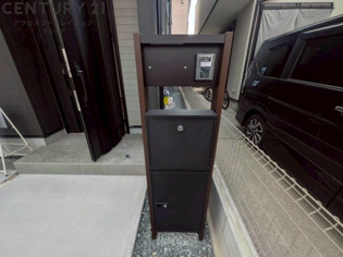 宅配ボックス機能付き門柱は荷物の受け取りや配達が便利で安全です。不在時でも荷物が確保され、盗難や損傷のリスクが減少。受け取り時間の柔軟性が向上。外出先からでも荷物の受け取りや預けが可能となります。