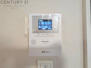 訪問者が来たときにテレビ画面で確認できるため、安心してドアを開けられます。録画機能があるものもあり、留守中に来訪者を記録しておくことができます。利便性が高く、セキュリティ面でも安心です。