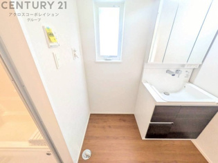 洗濯物の仕分け作業がしやすく、整理整頓が容易になります。洗濯音や湿気を他の部屋に持ち込まず、生活環境を快適に保ちます。上部を活用すれば収納スペースを確保でき洗剤や洗濯用品の整理もしやすくなります。