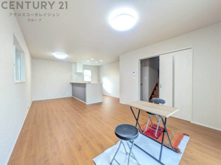 リビングダイニングは家族や友人とのコミュニケーションを楽しむ場所でくつろぎながら食事や会話を楽しめ、多目的に利用できリラックスできる空間です。家庭内の中心として機能し、快適な生活をサポートします。