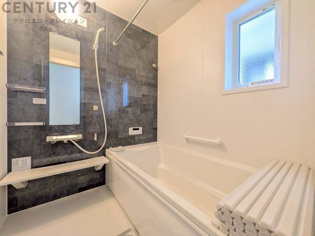 気密性と断熱性に優れ、外気の影響を受けにくく、浴室内の温度を一定に保ちやすいです。特に冬場は、暖房効率が高まり、快適なバスタイムを過ごせます。