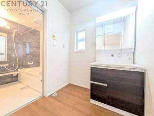 衣服の収納や脱ぎ着や整理整頓がしやすく、湿った衣類を乾燥させるスペースがありカビや臭いの発生を防ぎます。床の汚れを他の部屋に持ち込まず清潔を保つことができます。また快適な入浴環境の整備にも役立ちます。