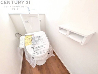 温水洗浄便座付トイレは温水洗浄機能により、暖かい水でおしりを洗浄することができ、冷たい水を使う従来の便座に比べ、温水洗浄機能で暖かいトイレを提供し、快適な使用を可能にします。