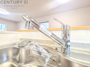 浄水機能付キッチン水栓は、飲み水や調理水の品質を向上させ、健康と安全をサポートします。便利な直飲みや炊飯用水として利用でき、ボトル水の買い物やストックの必要がなくなります。