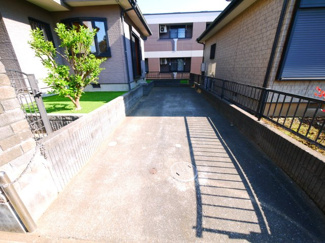 【駐車場】 | 八街市八街ろ　中古戸建 | 内外リフォーム済み令和7年9月  オール電化・太陽光発電 上下水 スーパーセイミヤ徒歩約7分