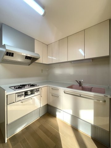 臼井台中古戸建のキッチン|広く使いやすいキッチンです